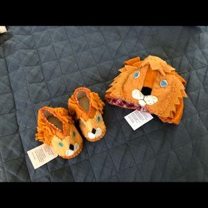 Zooties Lion Infant Shoes and matching hat - both 0-12 Months